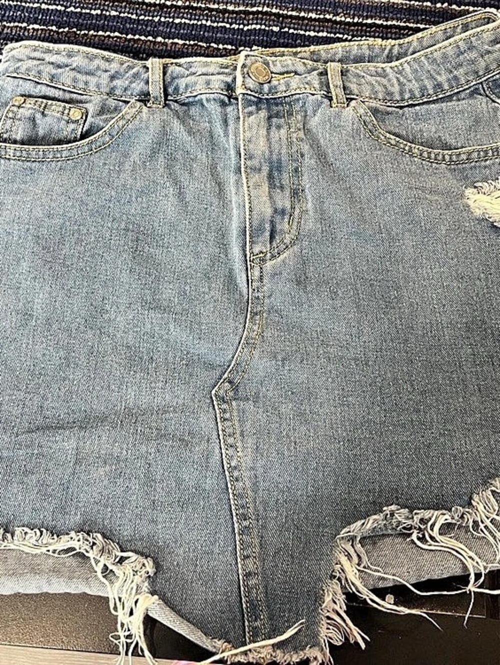 Distressed Denim Jean mini in Blue Size Medium